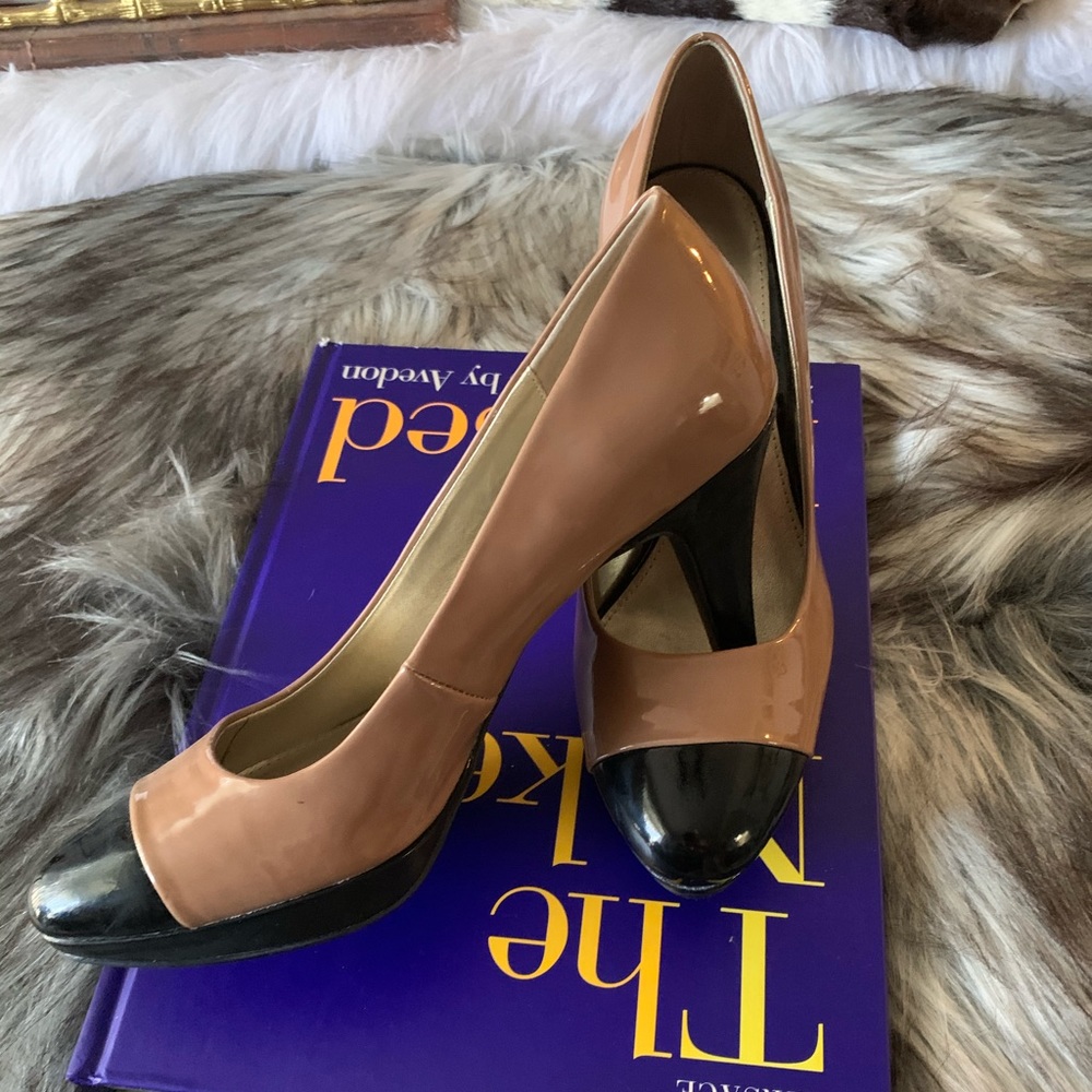 Bandolino tan and black pumps